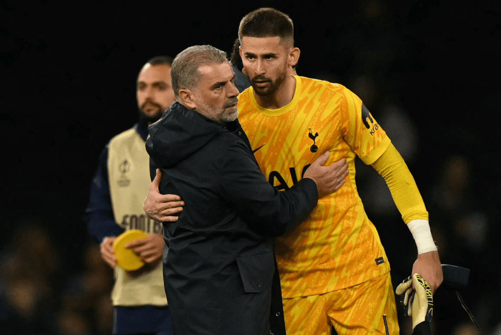 Vicario, goleiro do Tottenham, ao lado do técnico Angie Postecoglu