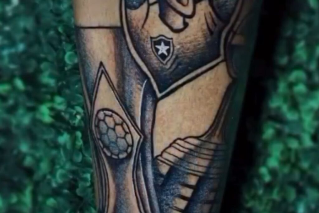 Tatuagem ousada de torcedor do Botafogo