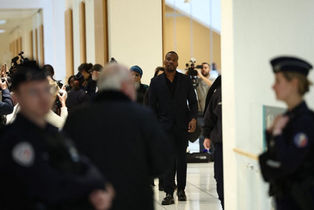 Irmão de Pogba chegando ao tribunal em Paris