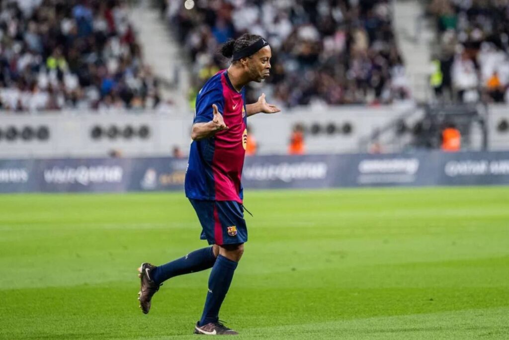 Ronaldinho Gaúcho marcou um belo gol de falta, Foto: Divulgação/Barcelona