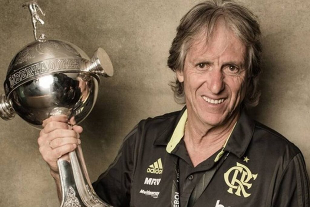 Jorge Jesus com taça da Libertadores de 2019