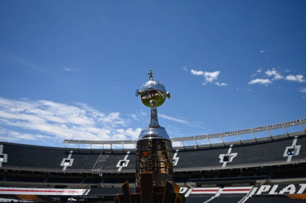 Troféu da Libertadores da América voltou a ter mais espaço para os campeões. Foto: Luis ROBAYO / AFP