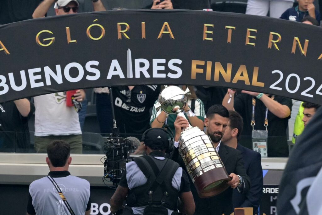 Djokovic com a taça da Libertadores