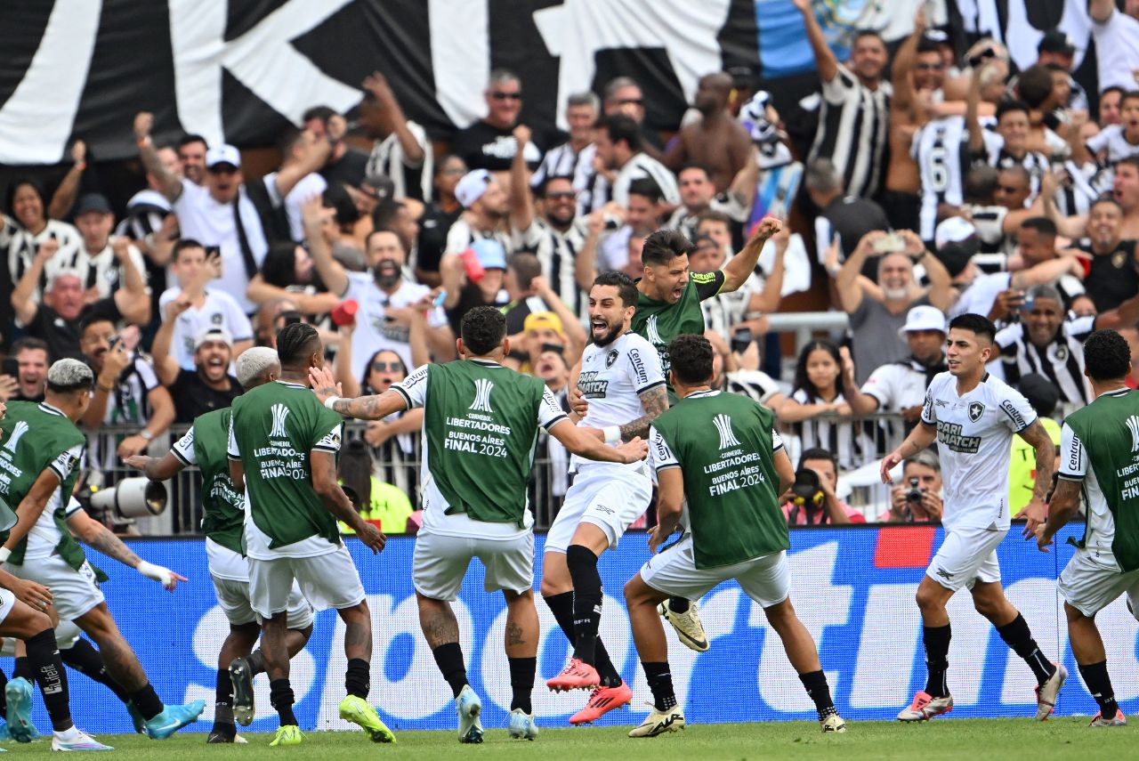 Jogadores do Botafogo comemoram gol de Alex Telles