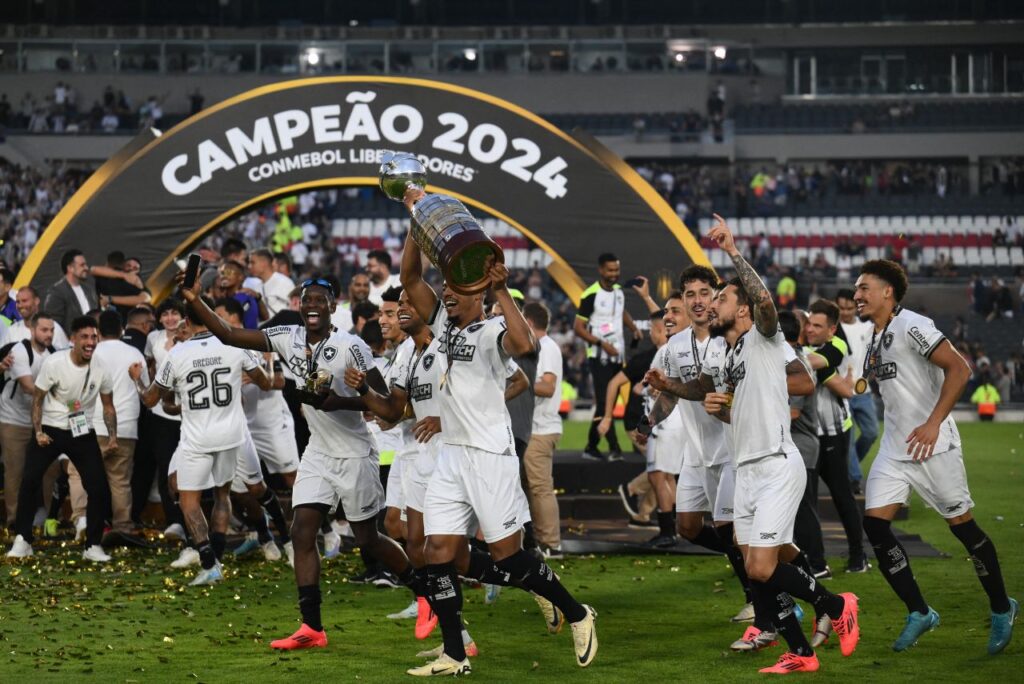 Jogadores do Botafogo com taça da Libertadores