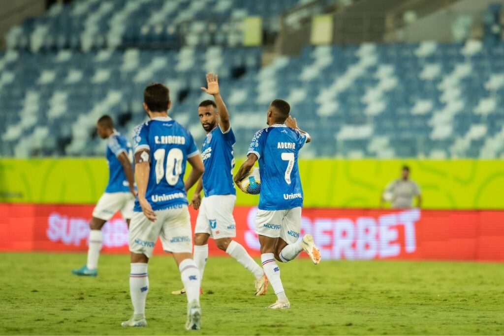 Jogadores do Bahia comemoram gol