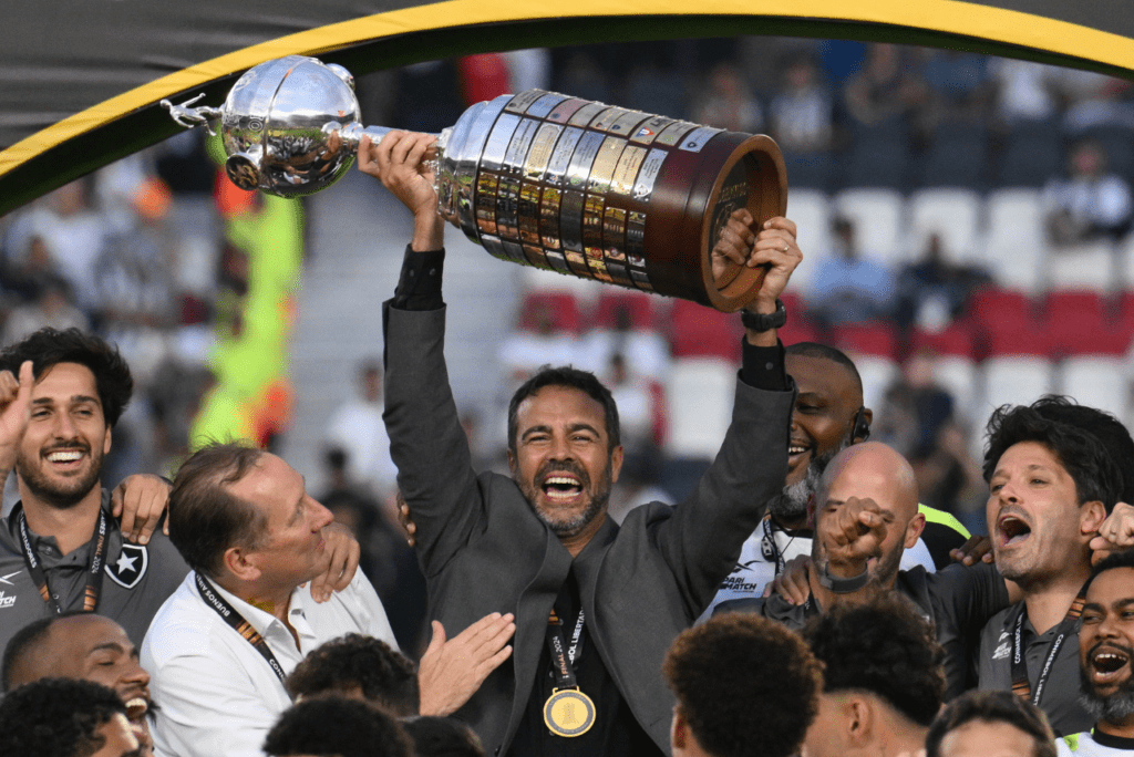 Artur Jorge se torna o 3º técnico PortuguÊs a conquistar a LIbertadores