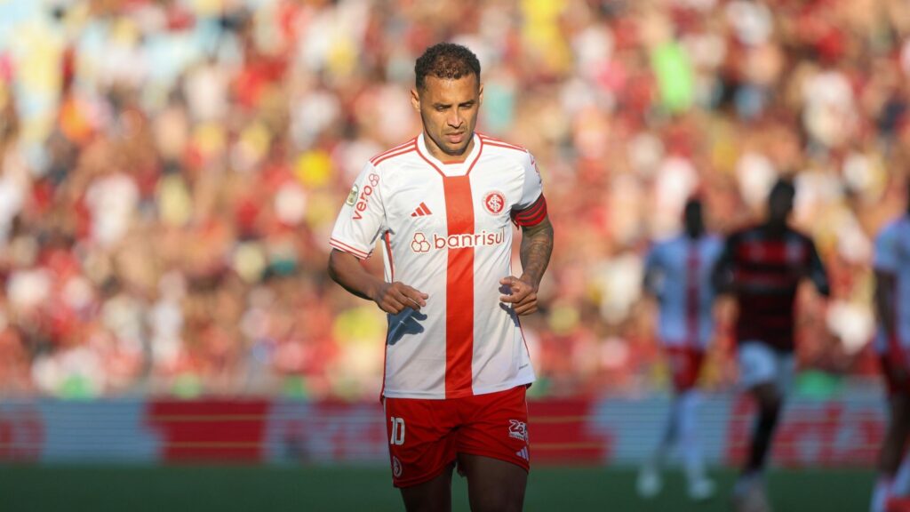 Alan Patrick durante jogo entre Inter e Flamengo pelo Brasileirão (Foto: Ricardo Duarte/SCI)