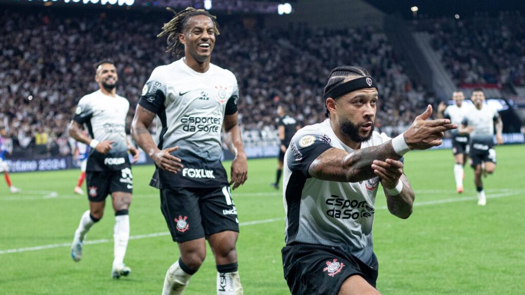 Depay comemora gol pelo Corinthians