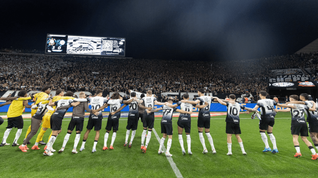 Time do Corinthians comemora vitória sobre o Bahia