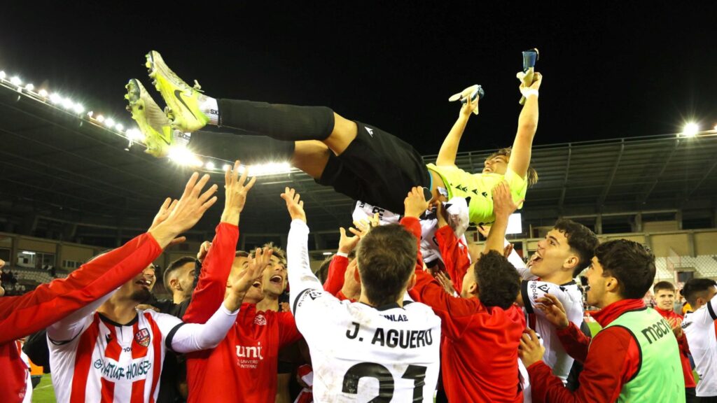 Lateral Pol Arnau foi festejado por companheiros do Logroñés ao final da partida (Foto: Reprodução)