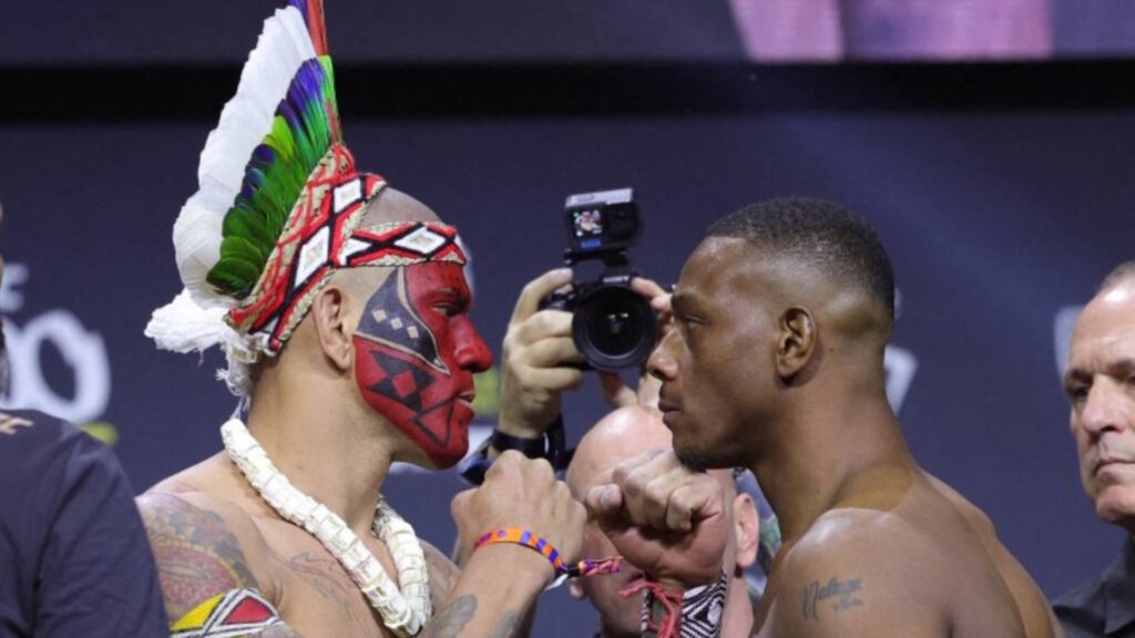 Alex Poatan e Jamahal Hill na encarada antes do UFC 300. Foto: GETTY IMAGES NORTH AMERICA / Getty Images via AFP