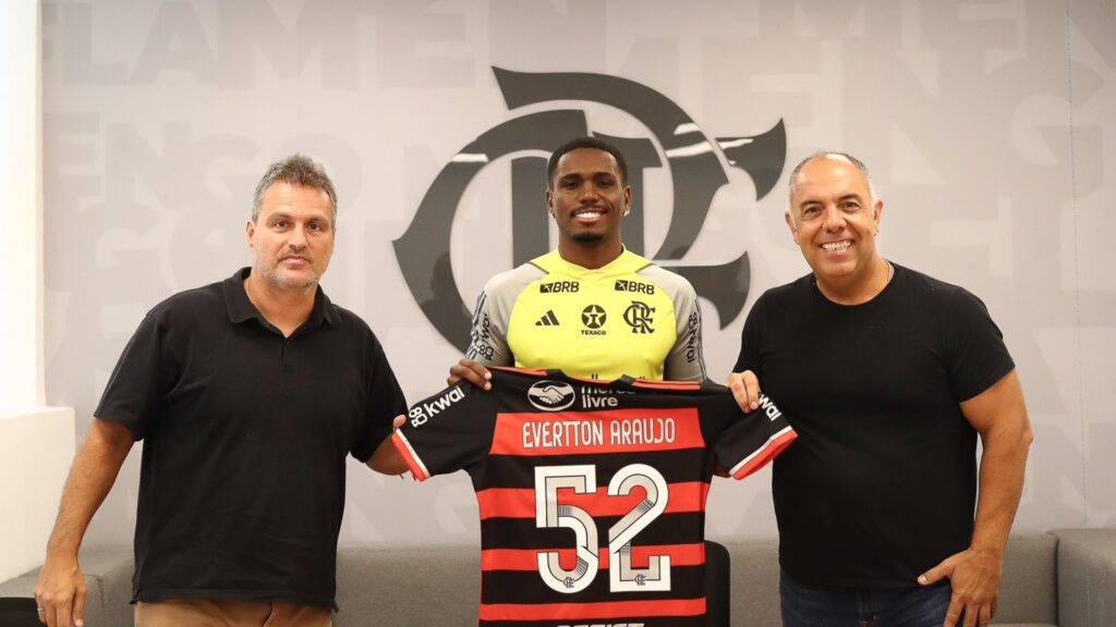 Evertton Araújo assinou novo contrato do Flamengo