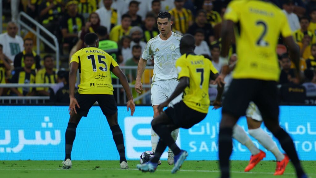 Al-Ittihad e Al-Nassr ficaram no empate pelo Sauditão (Foto: Reprodução)