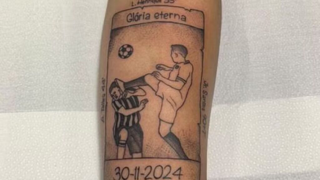 Torcedor homenageou título do Botafogo com tatuagem inusitada (Foto: Reprodução)