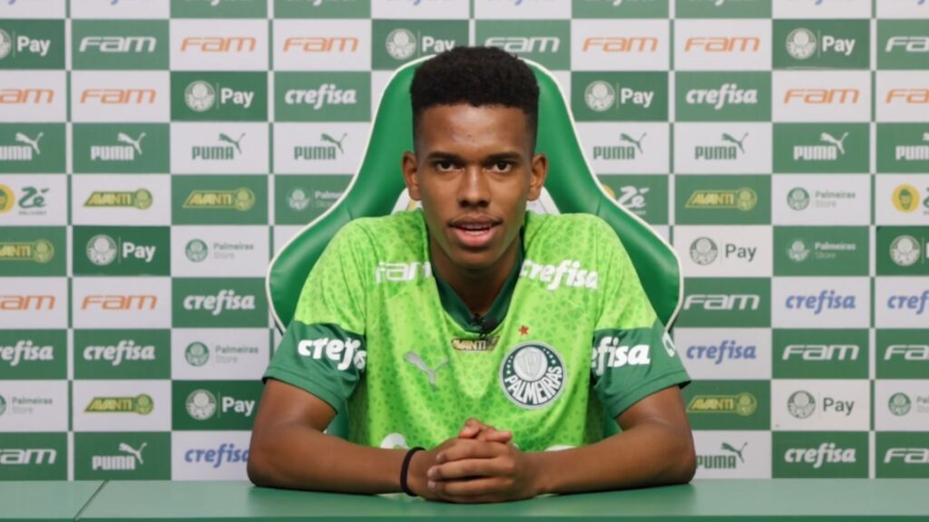 Estêvão, do Palmeiras, em entrevista coletiva (Foto: Reprodução)