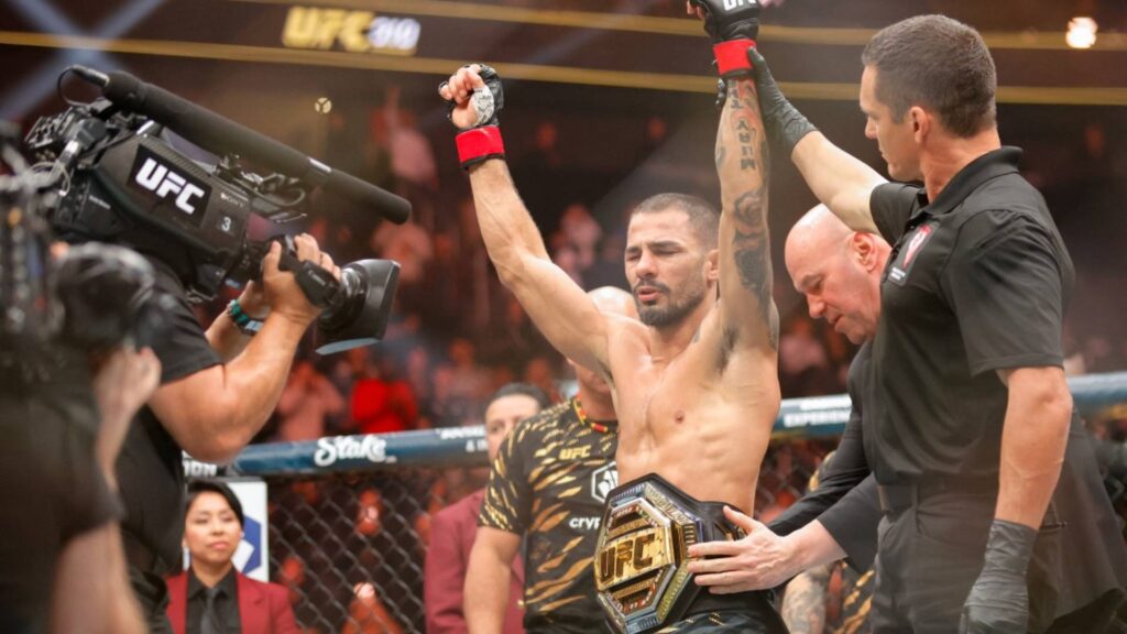 Alexandre Pantoja fez a sua 3ª defesa de cinturão no UFC 310. Foto: Steve Marcus / GETTY IMAGES NORTH AMERICA / Getty Images via AFP