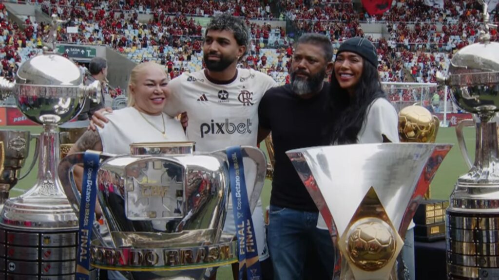 Família de Gabigol esteve presente durante homenagem (Foto: Reprodução)