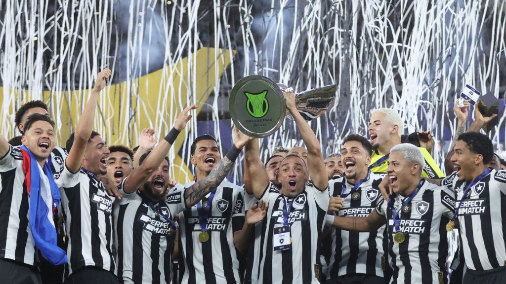 Jogadores do Botafogo com a taça do Brasileirão 2024