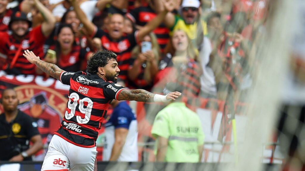 Gabigol comemora gol em sua despedida do Flamengo