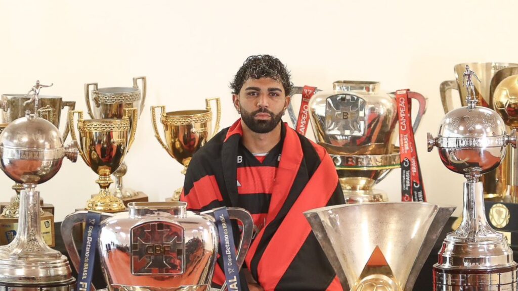 Gabigol ao lado de troféus conquistados durante passagem no Flamengo