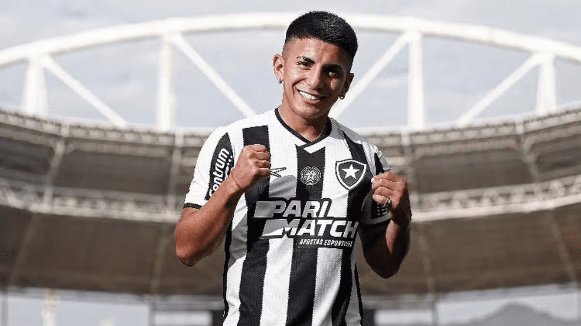 Thiago Almada foi anunciado com status de estrela em sua chegada ao Botafogo