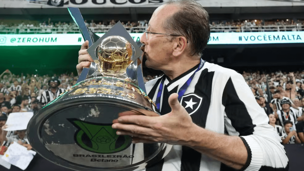 John Textor celebra título do Brasileiro beijando taça da Série A