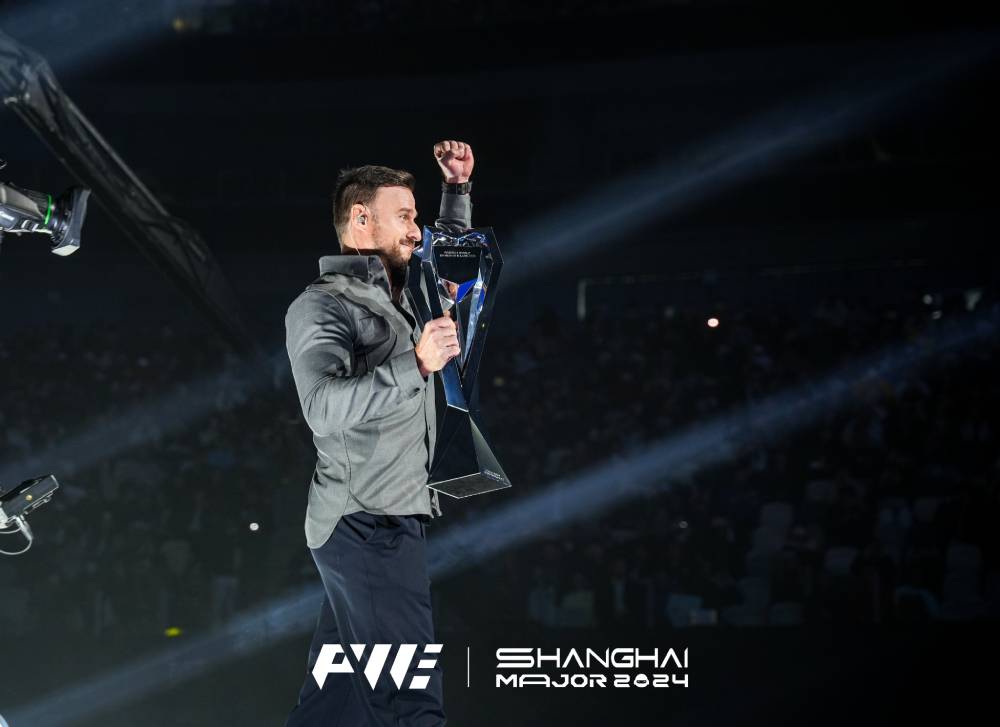 Major Shanghai: troféu é carregado por pasha até o palco