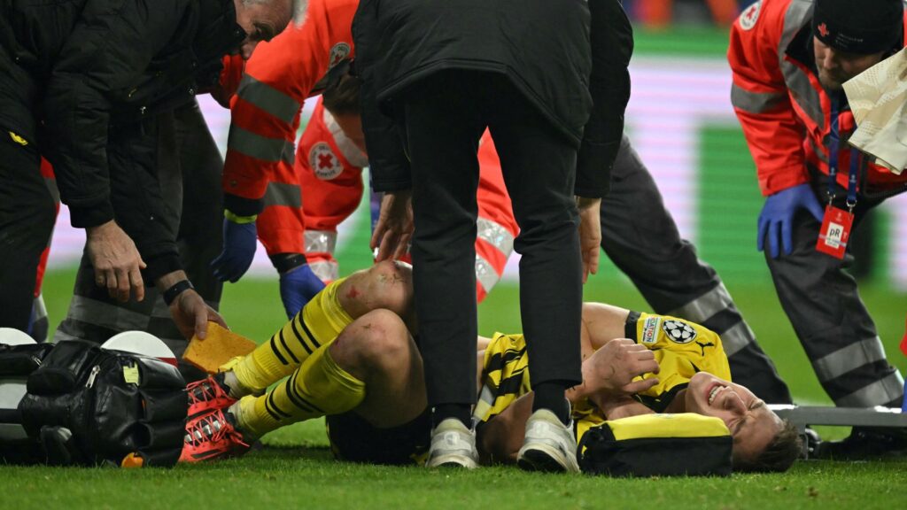 Momento da lesão do defensor do Borussia Dortmund