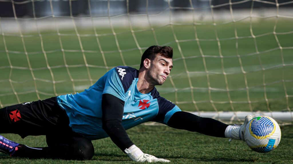 Goleiro Léo Jardim em treino do Vasco