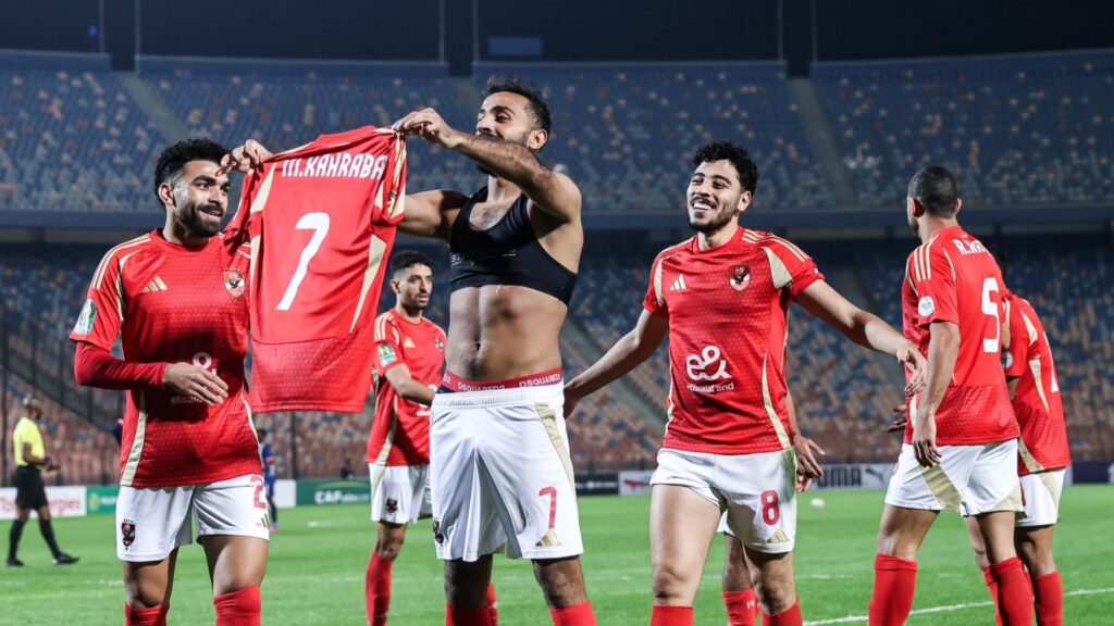 Jogadores do Al Ahly comemoram gol