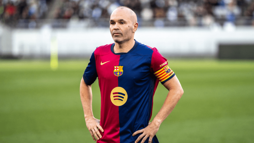 Iniesta se despediu do futebol ao lado de lendas do Barcelona e do Real Madrid