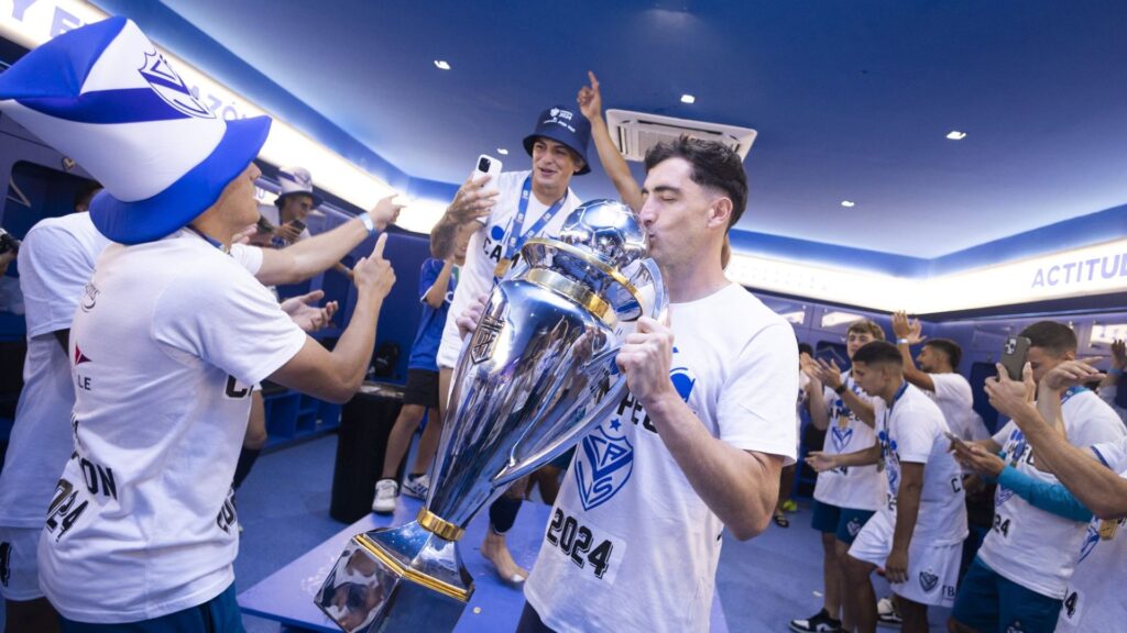 Jogadores do Vélez com taça do Campeonato Argentino