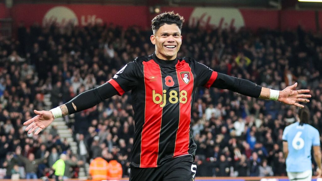 Evanilson comemora gol pelo Bournemouth 