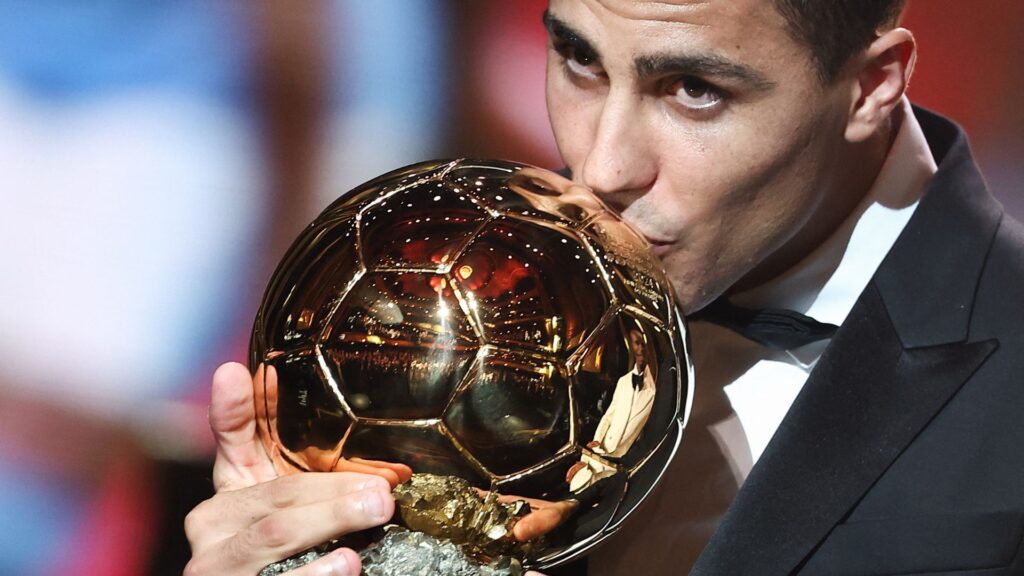 Rodri com o prêmio da Bola de Ouro 2024 (Foto: Franck Fife/AFP)