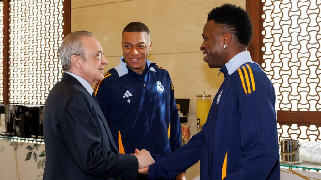 Florentino Pérez, presidente do Real Madrid, com Mbappé e Vini Jr.