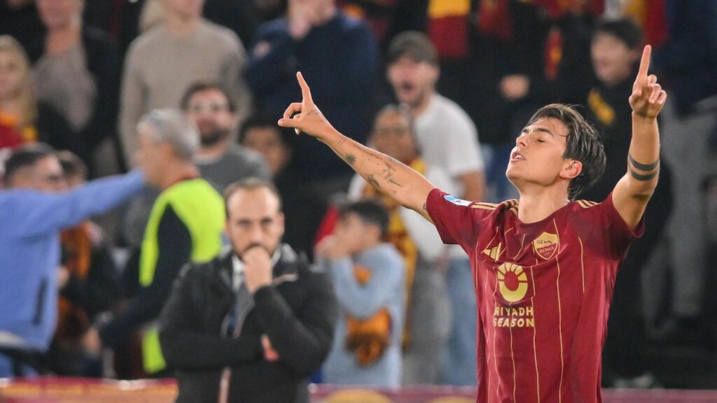 Dybala comemora gol pela Roma