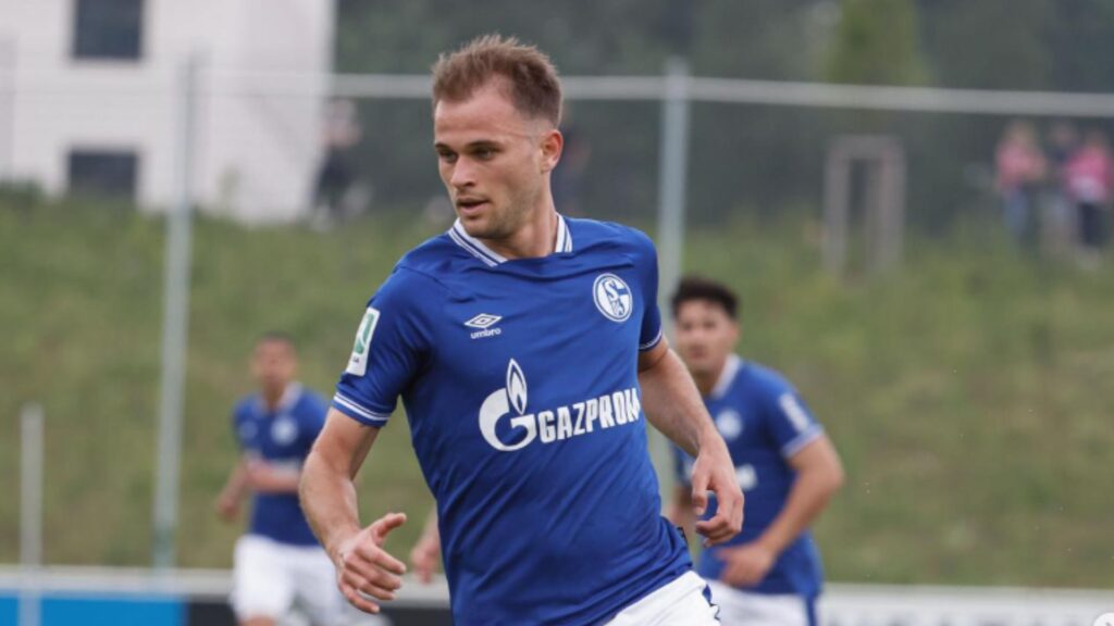 Léo Scienza atuando pelo Schalke 04