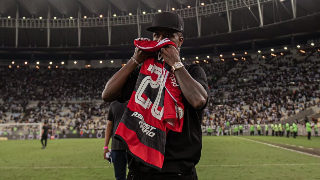 Vini Jr recebendo homenagem do Flamengo no Maracanã em 2023 (Foto: Reprodução)