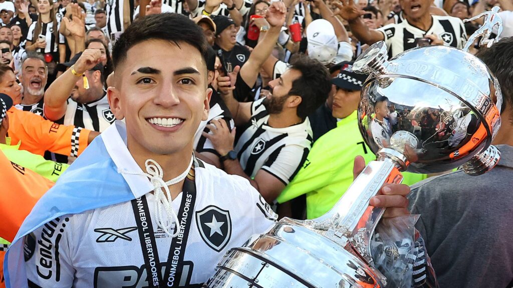 Thiago Almada com o troféu de campeão da Libertadores da América. Foto: Vítor Silva/Botafogo