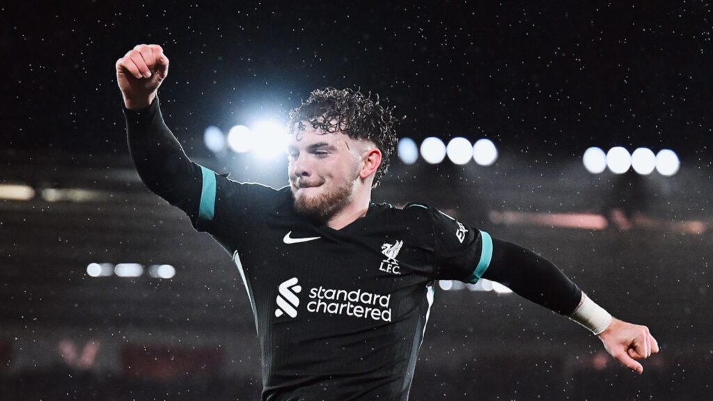 Harvey Elliott comemora gol pelo Liverpool