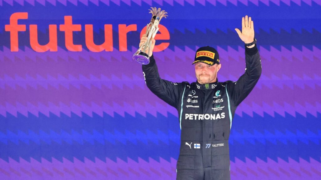 Valteri Bottas está de volta a escuderia em uma condição diferente. Foto: Giuseppe CACACE / AFP