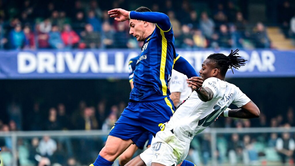 Milan e Hellas Verona se enfrentam nesta sexta pelo Italiano (Foto: Piero Cruciatti/AFP)