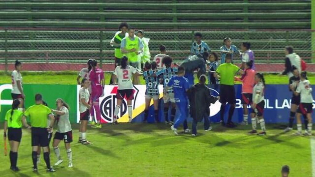 Confusão ocorreu após empate do Grêmio contra o River Plate (Foto: Reprodução)