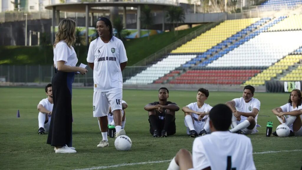 Projeto de Ronaldinho Gaúcho tem participação da jornalista Fernanda Gentil (Foto: Divulgação)