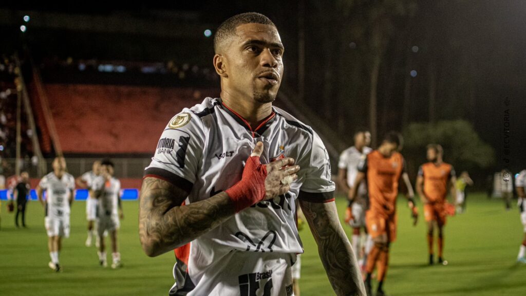 São Paulo sondou lateral-esquerdo Lucas Esteves, do Vitória (Foto: Victor Ferreira/ECV)