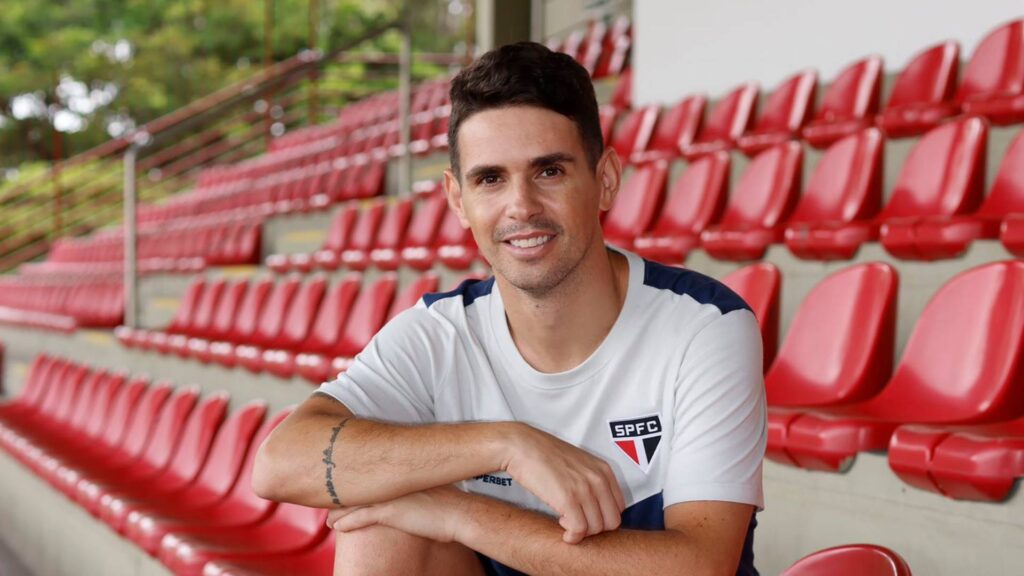 Oscar falou pela primeira vez como jogador do clube. Foto: Rubens Chiri / saopaulofc