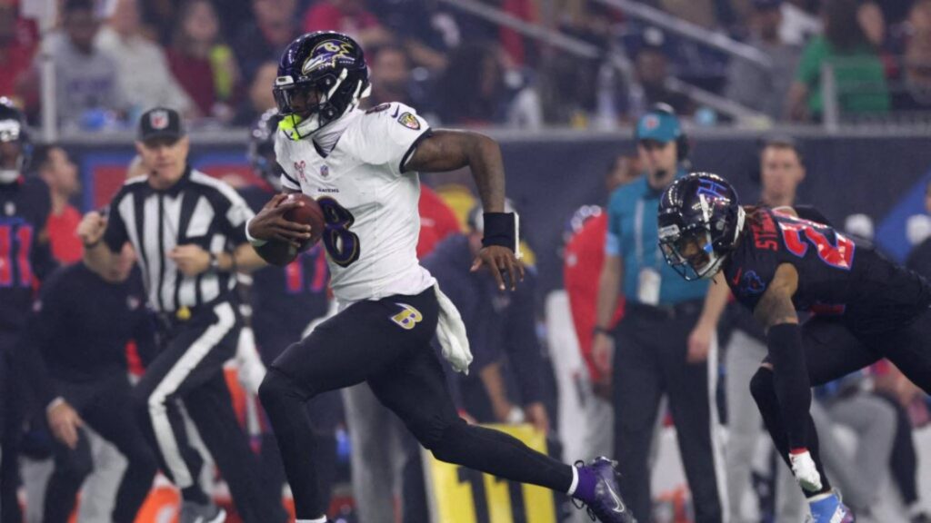 Lamar Jackson lidera a NFL no ranking de jardas corridas para um quarteback. Foto: Tim Warner / GETTY IMAGES NORTH AMERICA / Getty Images via AFP