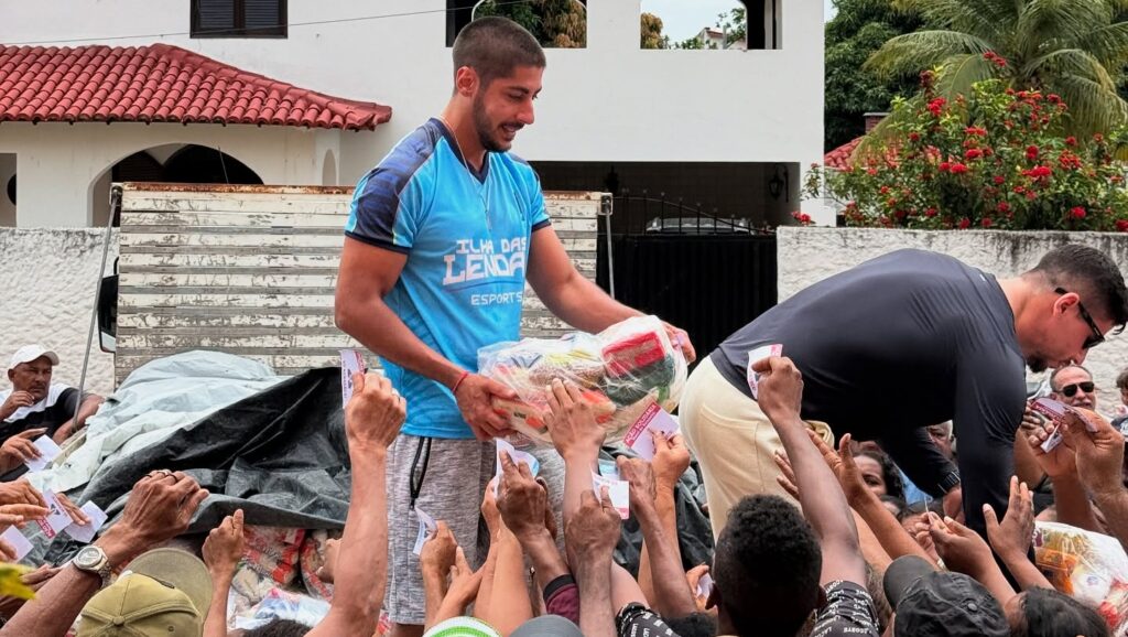 LoL: Baiano faz ação beneficente de natal, confira