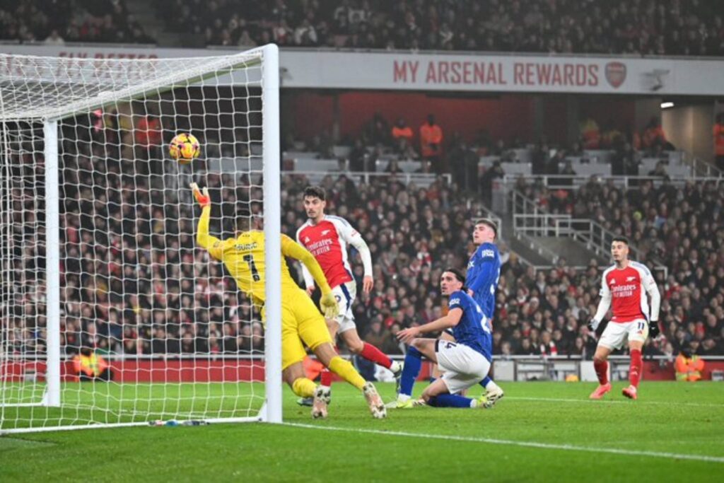 O Arsenal segue na cola do líder Liverpool. Foto: Reprodução/X